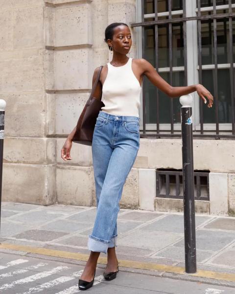 Як носити підкочені джинси: ідеї модних образів на літо