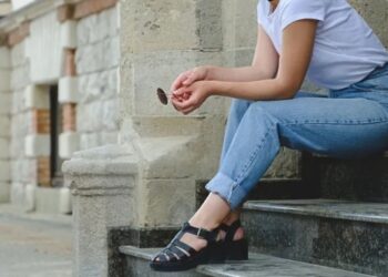 Як носити підкочені джинси: ідеї модних образів на літо