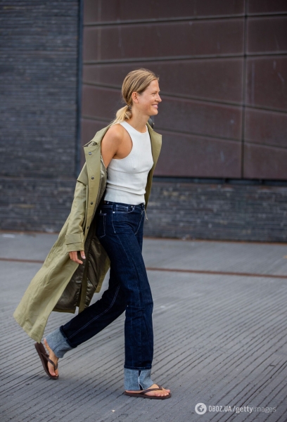 Як носити підкочені джинси: ідеї модних образів на літо