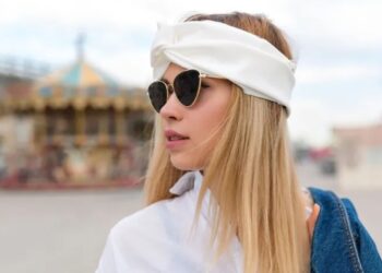 Як носити трендову бандану влітку: варіанти образів