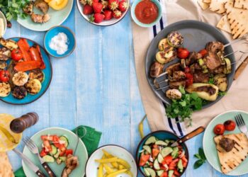 Як правильно їсти шашлик: дієтологи назвали найкращі гарніри, соуси та напої