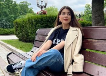 Як виглядає наймодніша куртка на весну 2025: Раміна задає тренди