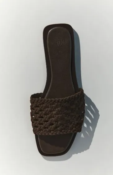 Яке взуття носити з джинсами влітку: несподівані варіанти для модного образу