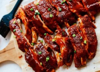 Как готовить ребра, чтобы мясо отваливалось от костей: отличный рецепт, достойный праздничного стола (ВИДЕО)