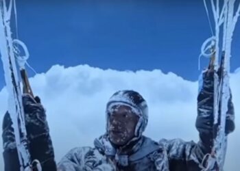 Китайський парапланерист дивом вижив після випадкового польоту на висоті 8000 метрів над хмарами