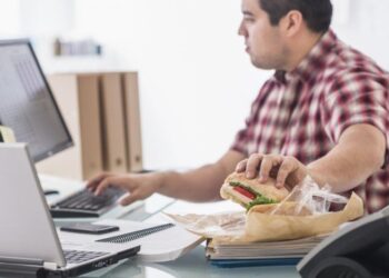 Когда можно есть на онлайн-встрече и какая еда табу: правила обеда в офисе, о которых вы могли не знать