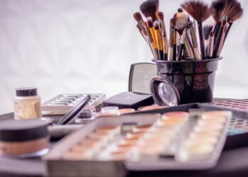 Косметика, яку жінкам після 40 років слід уникати за будь-яку ціну, бо вона миттєво старить вас