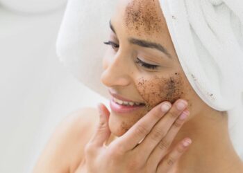 Косметологи розповіли, чим замінити скраби для обличчя, що прискорюють старіння