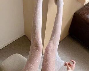 «Мікрочоботи та колготки в сітку»: які речі цього літа зроблять вас зіркою вуличного стилю