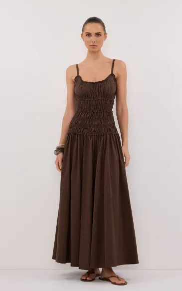 Модні плаття на літо 2025, від яких віє ностальгією: найкращі варіанти