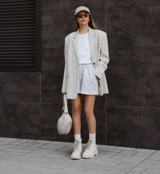 Модні жіночі шорти влітку 2025: як і з чим носити