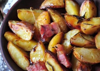 Молодая картошка с беконом: с этим гарниром никто не захочет мяса (ВИДЕО)