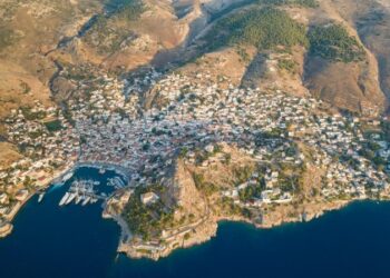 На неймовірному грецькому острові заборонені автомобілі: чим він прекрасний для туристів