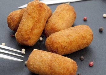 Надеваем сосиски на шпажки и готовим самую хрустящую закуску: родные будут каждый день просить такие “палочки” (РЕЦЕПТ)