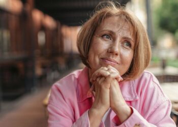 Наймодніші відтінки волосся літа 2025: як виглядати молодше в 40, 45 і 50 років