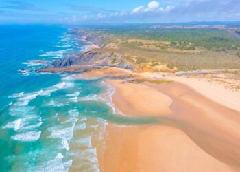 Названо найкращі пляжні курорти Європи, де можна сховатися від натовпів туристів