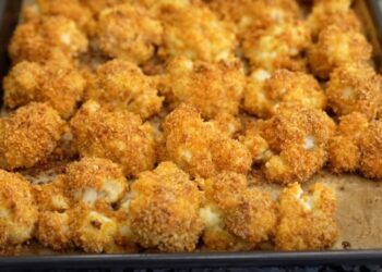 Невероятно вкусная и золотистая закуска: рецепт хрустящей капусты в духовке (ВИДЕО)