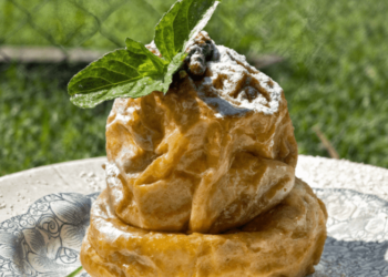 Невероятно вкусные запеченные яблочки, как в детстве: отличный рецепт с халвой и изюмом (ВИДЕО)