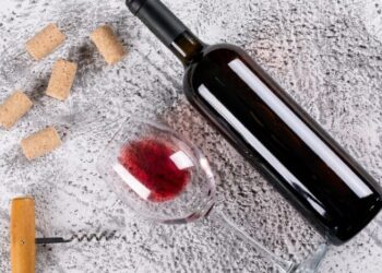 Никогда не храните остатки вина в “родной” бутылке: куда его перелить, чтобы остался вкус (ВИДЕО)