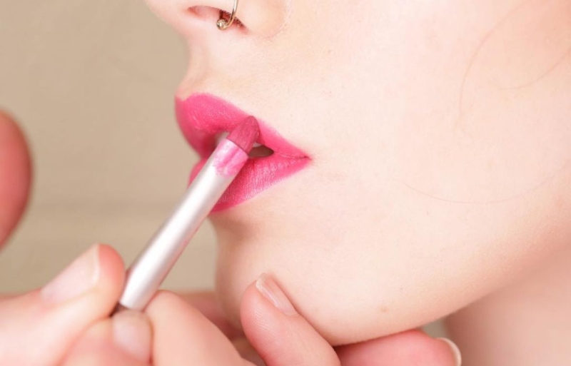 Нюд убік: топ-3 свіжих відтінки помади для яскравого літа