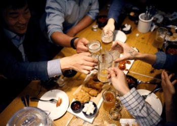 Об этом правиле не расскажут в путеводителях: в какой стране вы должны ждать старшего за столом