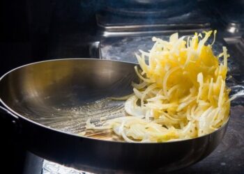 Ошибка будет стоить вам блюда: что обжаривать первым – лук или чеснок?