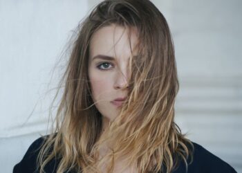 Поради дерматолога, які допоможуть правильно помити волосся, схильне до жирності