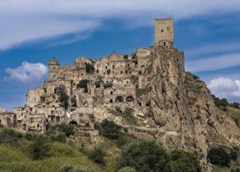 Природа вигнала людей з мальовничого містечка в Італії, а тепер туди водять туристів