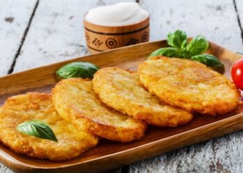 Просто добавьте это к картофелю: один ингредиент, который сделает деруны золотистыми и фантастически вкусными