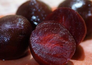 Просто вбросьте это в кастрюлю – и свекла сварится быстрее: хитрый трюк