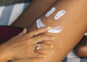 Рівна засмага без сонця та солярію: 9 грамотних порад, як правильно наносити автозасмагу