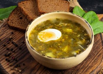 Самое вкусное летнее блюдо: блогерша поделилась рецептом идеального зеленого борща (ВИДЕО)