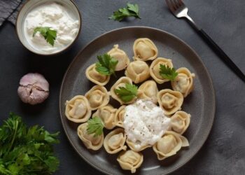 Секрет идеального теста, из которого получаются вкуснейшие вареники и пельмени: точная пропорция воды и масла к муке (ВИДЕО)