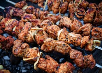 Шашлик вийшов занадто солоним або жорстким: як швидко “врятувати” м’ясо