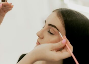 Що таке подвійне фарбування брів та чому не можна змішувати хну і фарбу