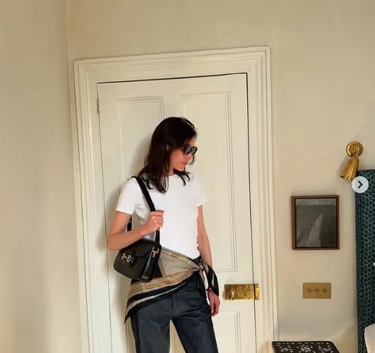 Шовкова хустка на піку моди: стильні варіанти, як носити