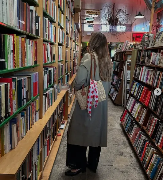 Шовкова хустка на піку моди: стильні варіанти, як носити