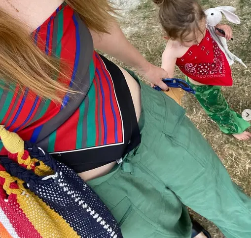 Шовкова хустка на піку моди: стильні варіанти, як носити