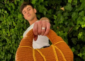 Сумки-кроше підкорюють вулиці: цього літа модниці носитимуть все м’яке, затишне та в’язане