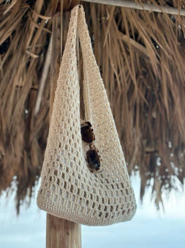 Сумки-кроше підкорюють вулиці: цього літа модниці носитимуть все м'яке, затишне та в'язане