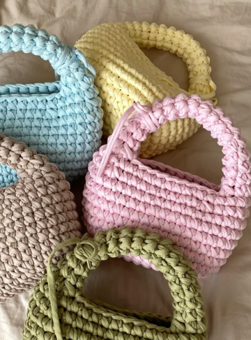 Сумки-кроше підкорюють вулиці: цього літа модниці носитимуть все м'яке, затишне та в'язане