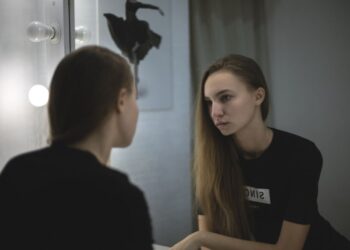 Темні кола та мішки під очима: як швидко і недорого позбутися їх