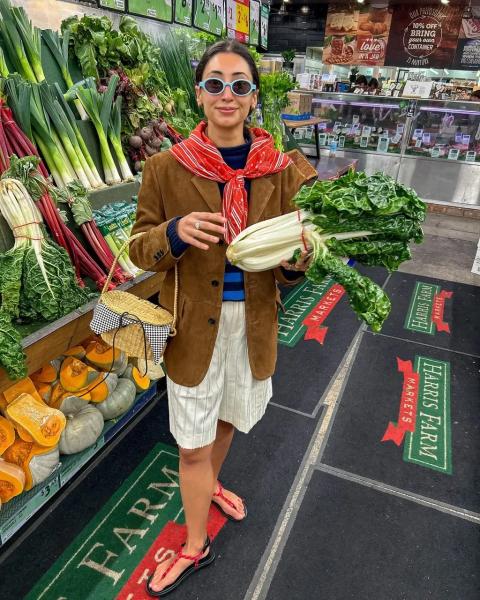 Відкладіть чорні сандалі: названо топовий колір взуття цього літа