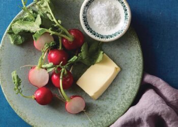 Во Франции редиску едят только так: один ингредиент, с которым она становится невероятной (ВИДЕО)