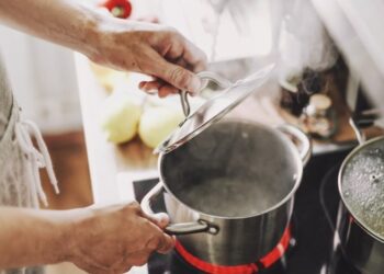 Вы не знали об этом: какая вода закипает быстрее – пресная или соленая