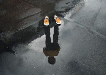 Взуття не промокне навіть у сильну зливу: допоможе копійчаний засіб