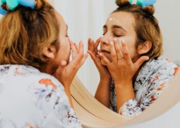 З дівчини — у бабусю: помилки у догляді за шкірою навколо очей, які додають зайвий десяток до віку