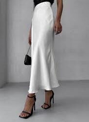 Забудьте про джинси: новий тренд весни 2025 захоплює Instagram та подіуми