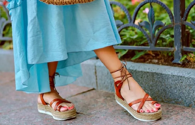 Забудьте про підбори: найгарячіші тренди у взутті на літо-2025