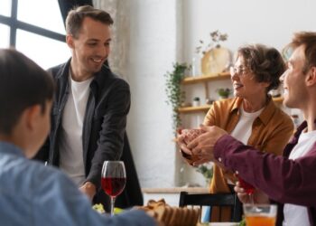 Запомните эти две фразы: как вежливо намекнуть гостям, что им пора “на выход”